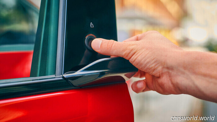Padres rompen las ventanas de un Tesla para rescatar a niños atrapados; ahora EE. UU. investiga | Carscoops